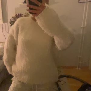 Vit fluffig tröja - Stickad tröja från hm som inte kommer till användning längre, bra skick storlek S! Köpt för 500