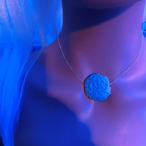  Made by prisförslag- Silverhalsband med rund texturerad berlock - Elegant silverhalsband med en unik rund berlock som har en intressant textur. Kedjan är tunn och diskret vilket framhäver berlockens design. Perfekt för att ge en stilren touch till din outfit.