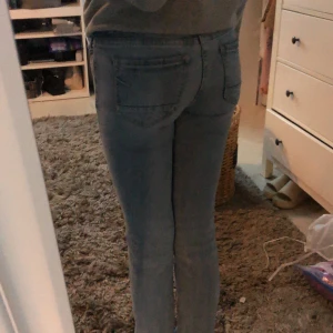 Ljusblå jeans - Snygga ljusblå jeans med en klassisk design. De har en tight passform och är perfekta för en avslappnad stil. Jeansen har fickor både fram och bak samt en knapp- och dragkedjestängning.