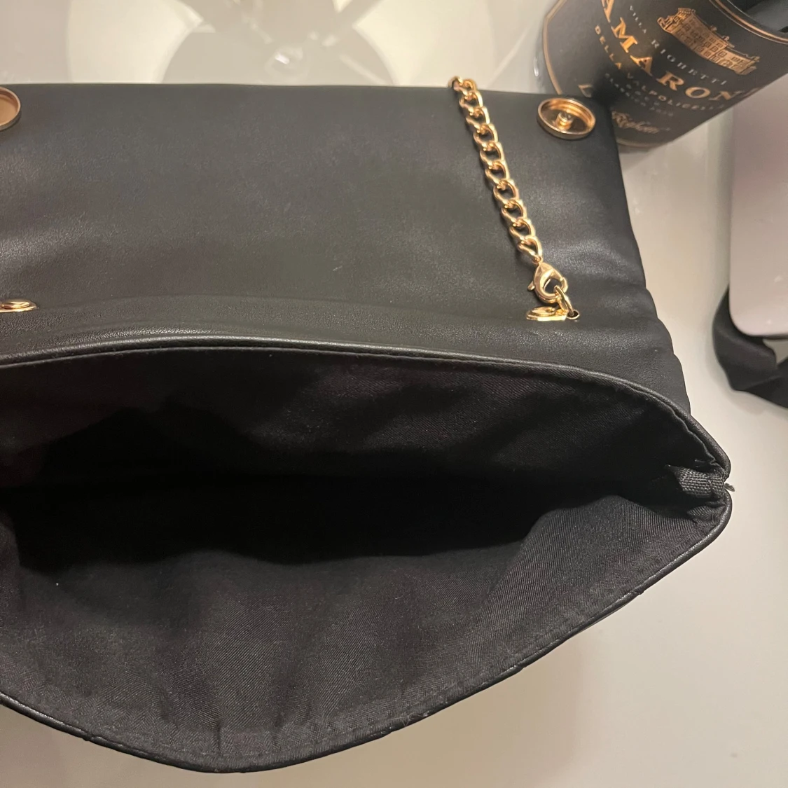 Svart axelväska med guldkedja - 1