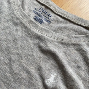 Ralph Lauren långärmad - super snygg grå Ralph lauren tröja med vit häst i barn strl XL 16 år, men passar super bra på en xs💞💞