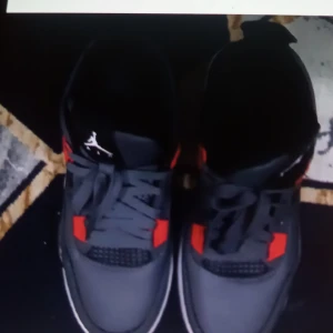 Nike Air Jordans i grått och rött - Snygga Nike Air Jordans i en stilren grå färg med bra kvalitet och priset kan diskuteras 