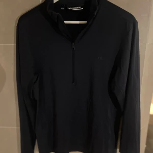J Lindeberg zip-up - Aldrig använd. Nypris 1399kr. Sportmaterial. Storlek medium. Hör av dig vid frågor.