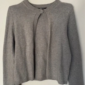 Trendig kofta - Superfin kofta från Gina! Storlek xs men passar mig med storlek s.