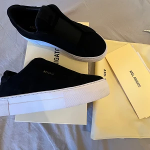  Axel Arigato Clean 360 laceless - Säljer dessa clean 360 som är helt slutsålda och slutat tillverkas. Helt nya oanvända i original förpackning. Dustbag,  klistermärken etc. medföljer 🌸strl. 36