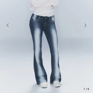 Blå bootcut jeans - Snygga trendiga blå bootcut jeans , lågmidjade. Dem är i nytt skick bara använda en gång. De har en lätt tvättad look och är perfekta för en avslappnad stil. Passar bra med sneakers eller klackar för en trendig look.