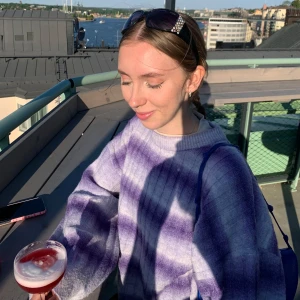 Stickad tröja  - Så fin lila stickad tröja. Ballongärm🩷