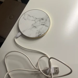 Trådlös laddare  - Trådlös laddare från Ideal of Sweden✨