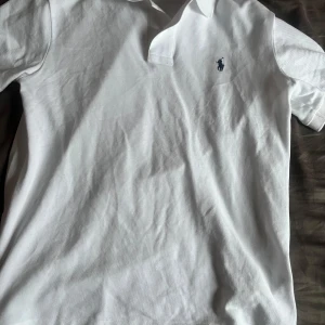 Ralph Lauren Piké - En custom slim fit piké från Ralph Lauren i storlek M, har använts en gång så är i princip i nyskick. Pris kan diskuteras vid snabb affär.
