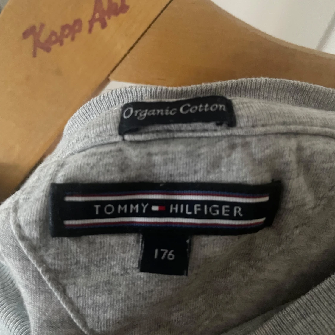Grå långärmad tröja från Tommy Hilfiger - 3
