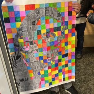 Vaguzzi teckning av cp klass - En stor poster med ett färgglatt pixelkonstmotiv. Bilden består av många små, färgglada rutor som tillsammans bildar ett ansikte. Varje ruta har unika mönster och färger, vilket ger en livlig och kreativ känsla. Perfekt för att liva upp ett rum med konstnärlig touch.