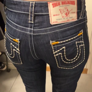 Knappt använda truies - True religions jeans, knappast använda. Storlek 28 men hade sagt det passar mer som xs-s väldigt liten i formen. Bootcut. Säljer för att de inte passar (tjejen i bilden är min syrra)