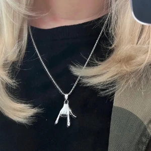 Unikt halsband - Unikt halsband med en berlock formad som en hand. Kedjan är lite tjockare en en vanligt kedja. Köpt här på Plick men kom inte till användning. Men Såå cool💓