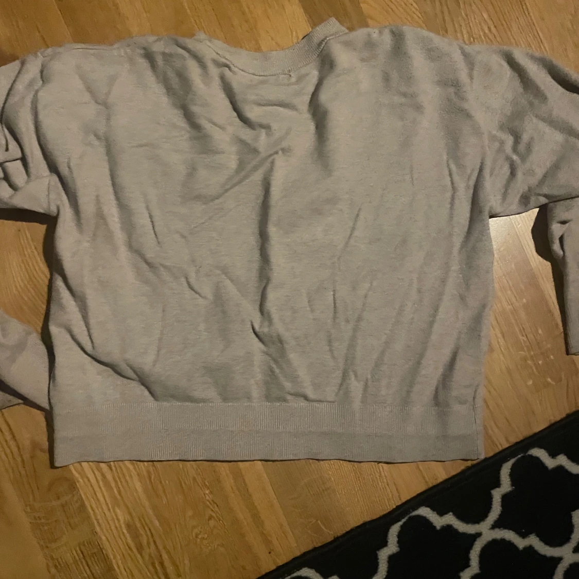 Beige tröja med text från Gina Tricot - 1