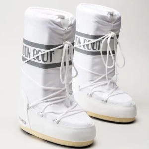 Vita Moon Boots  - Snygga och varma vita Moon Boots med snörning och grå detaljer. Perfekta för vintern med och speciellt vid skidresor. Superfina och nya. Storlek 39-41