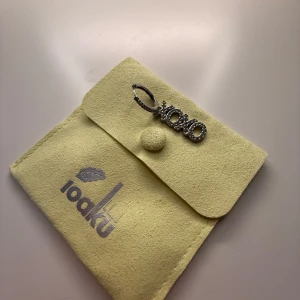 WOW örhänge i silver från ioaku - Jätte fint örhänge från ioaku. Använder inte , pågrund av att jag använder guld ❤️ 