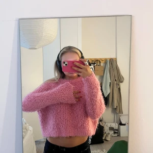 Rosa fluffig croppad tröja - Säljer en supermjuk och fluffig rosa tröja som är croppad. 