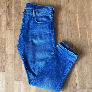 Blå jeans från G-Star RAW - Snygga blå jeans från G-Star RAW, modell 3301 Regular Tapered. Storleken är 34/30 och säljer de då de inte passar som jag vill. Tveka inte att höra av dig vid frågor/funderingar!😁💯