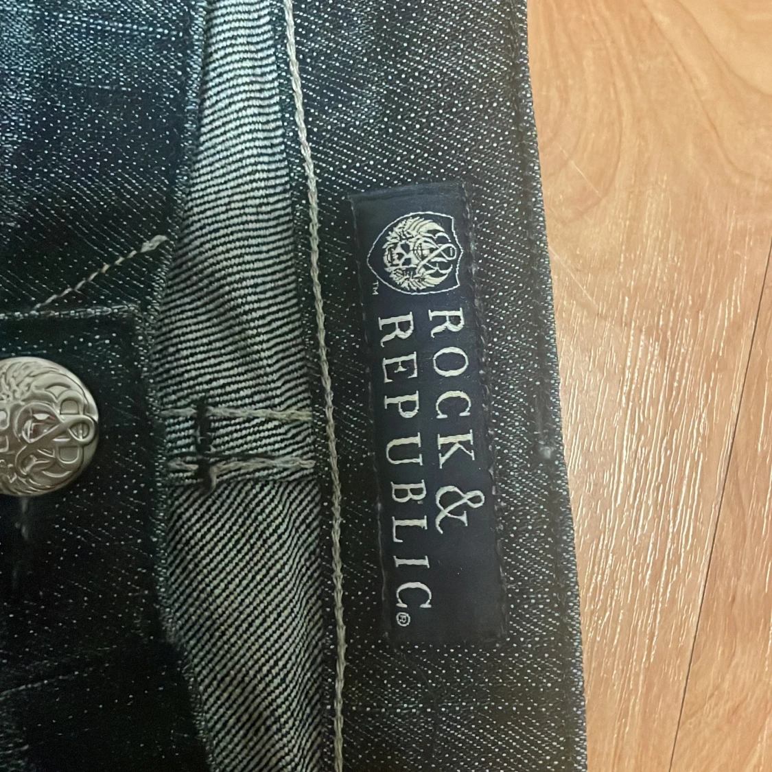 Mörkblå jeans med broderade bakfickor - 4