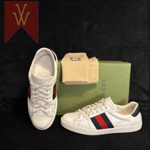 Gucci Ace - Goa Gucci Ace | Skick: 7,5/10, dem är fräscha i sin helt het och bra vit färg inget missfärgad. Men lite små skavanker som syns på bild. | Storlek :41 | Tveka inte på att skriva om nu undrar något!