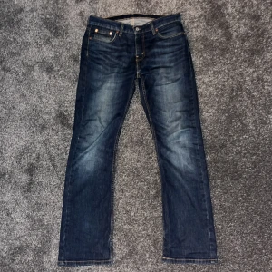 Levis 527 jeans - Mörkblå levis 527 med skit snygg wash svinbra skick och knappt använda