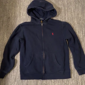 Ralph lauren tröja - En marinblå Ralph lauren tröja i storleken 14-16 år det vill säga xs. Tröjan har inga defekter eller permanenta fläckar