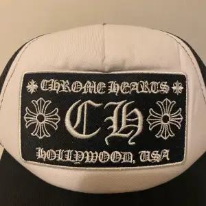 Snygg svart och vit keps från Chrome Hearts perfekt passform. Perfekt för en cool och avslappnad stil. price kan diskuteras 