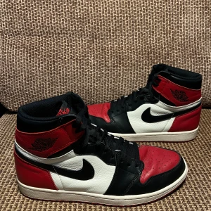 Jordan 1 Retro High ”Bred Toe” - Skick 7/10, lätt creased samt en liten repa på höger baksida. Kommer med röda skosnören också. 