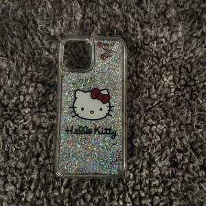 Hello kitty mobil skal  - Super snyggt hello Kitty mobil skal med glitter, aldrig använt och köpt för 400kr passar iPhone 12 PRO 