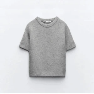 Grå stickad tröja från Zara - Säljer en stilren grå stickad tröja från Zara. Säljs då den inte kommer till användning. Storlek xs/s. Den är använd 1-3 gånger. Orginal pris 450kr❤️