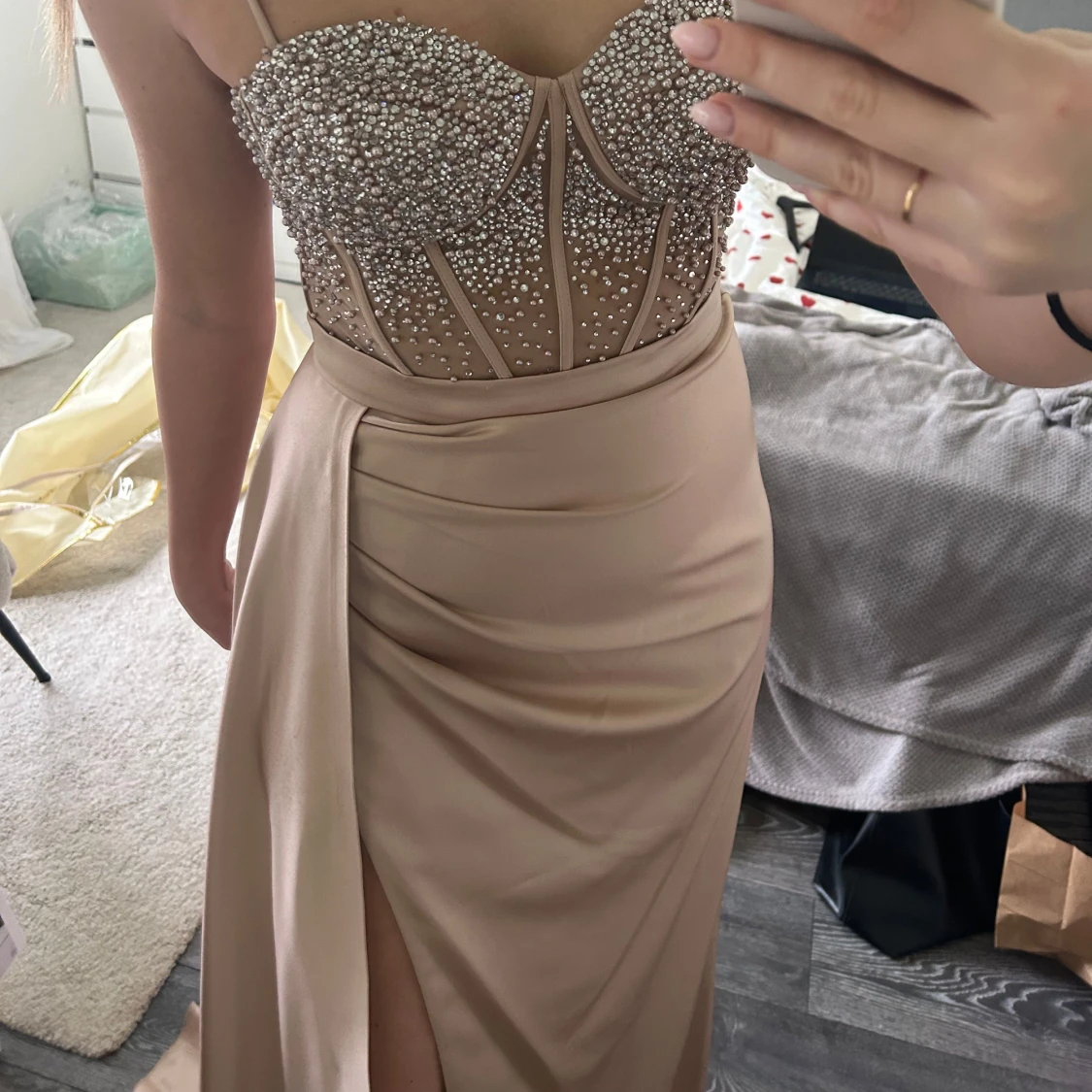 Champagnefärgad långklänning - 1