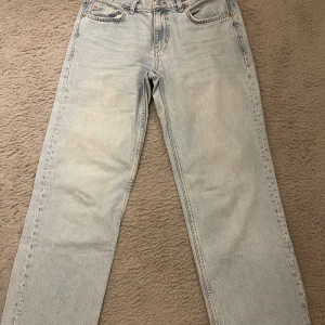 Ljusblå jeans från Gina - Säljer ett par ljusblå jeans från Gina. De har en klassisk straight passform och är lågmidjsde. 