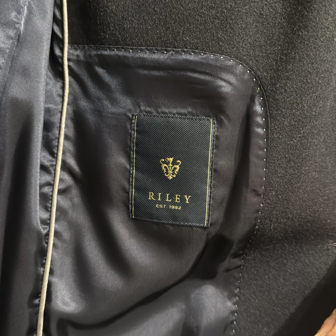 Mörkblå kappa från Riley - 3