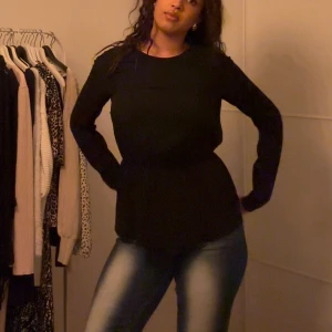 Svart långärmad topp med öppen rygg - Snygg svart långärmad topp med en elegant öppen rygg. Perfekt för en stilren look. Passar bra till både jeans och kjol.💘💘