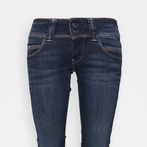 Pepe Jeans  - Säljer dessa jätte fina lågmidjade bootcut Pepe Jeans i mörkblått, jättefint skick o inga defekter, original pris:999kr 