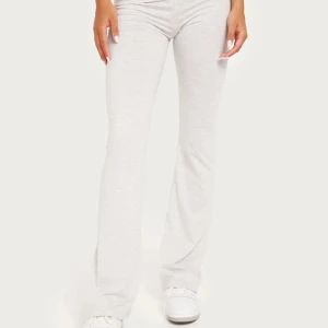 Grå Yoga pants Nelly - Helt vanliga yoga pants från Nelly🥰 jätte fina i storlek M. Köparen står för frakt