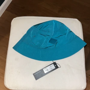 Grön hatt från J.Lindeberg - Snygg grön hatt från J.Lindeberg i en stilren design. Perfekt för sommarens äventyr. Hatten är lätt och bekväm att bära.aldrig använd hittade när jag rensade igenom👍På bilderna så ser den turkos ut men det var för jag använde blixt.