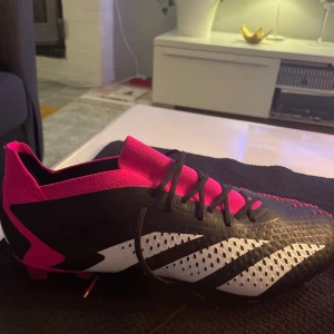 Svart och rosa fotbollsskor - Snygga fotbollsskor i svart och rosa med vita detaljer. Skorna har snörning och en mönstrad sula för bra grepp på planen. Perfekta för den som vill sticka ut på fotbollsplanen. Bara att fråga om skorna eller om mer bilder. använts endast en gång pågrund av för stora . Dem är helt nya anars . Riktigt bra skick . Köpte för 2599 men säljer för endast 370kr