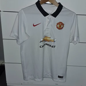 Man united tröja - Säljer min man united tröja eftersom jag inte använder den.Tröjan har en krage och är i storlek xs.Tröjan har inget nummer där bak.