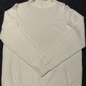 Zara tröja - Hej, säljer denna Zara tröjan som knappt är använd, storlek M men passar även S. 