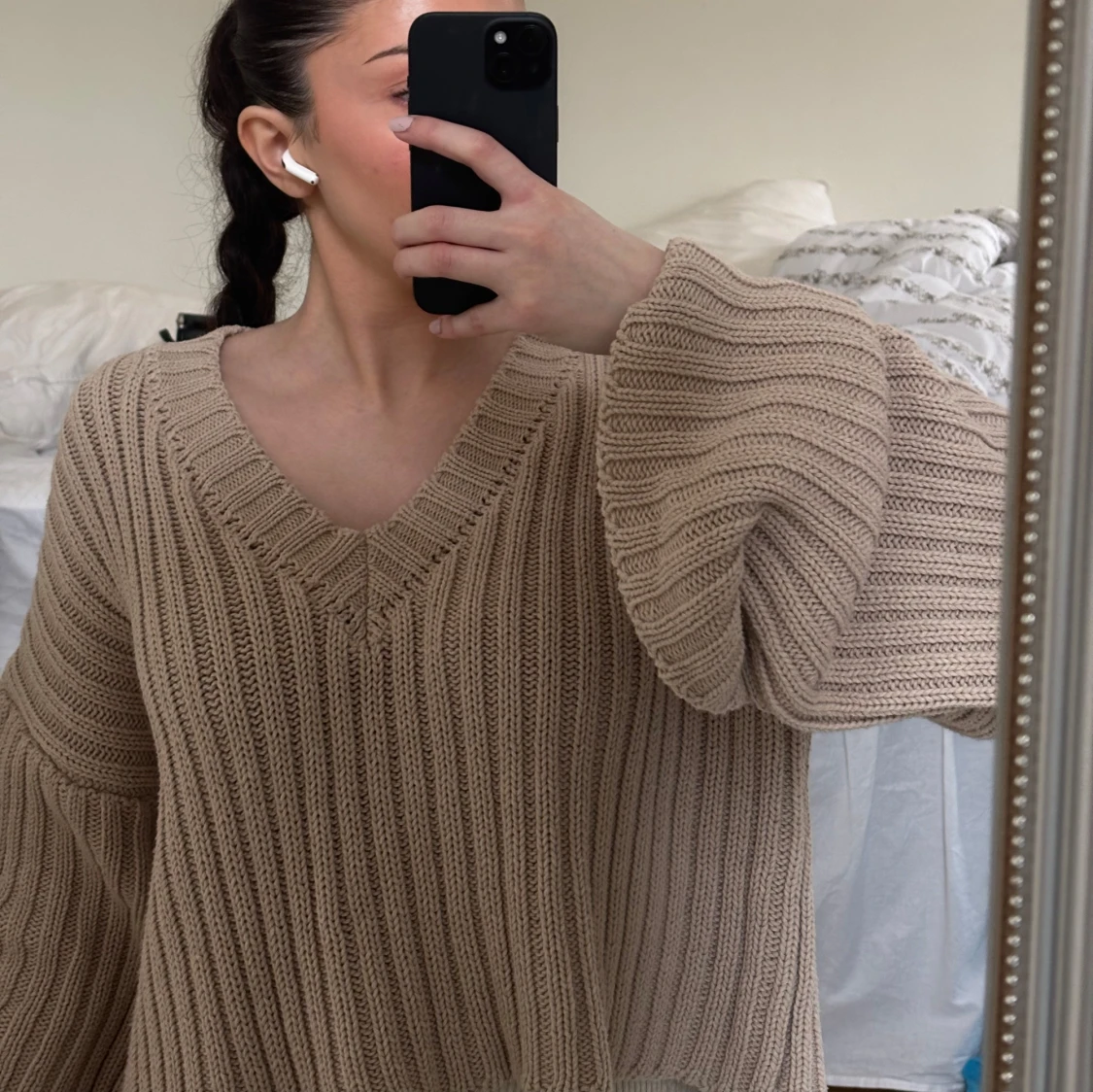 Beige stickad tröja med v-ringning - 1