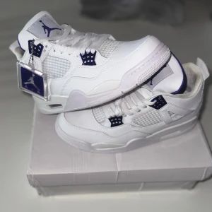Jordan 4 Purple Metallic - Säljer mina oanvända Jordan 4 Purple metallic, vill ba bli av me dem då dem bara står. Nypris runt 10k