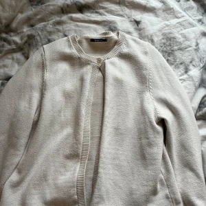 Beige kofta från Gina Tricot - Kofta från Gina men en knapp vid halsen, säljer för jag har en annan färg. Typ helt ny