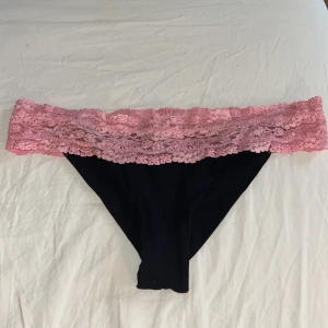 Svart bikiniunderdel med rosa spets - Säljer en fin svart bikiniunderdel från Elsa&Rose med rosa spets. Säljer då den inte passar mig så bra.
