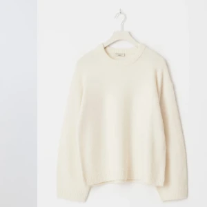 Crew neck knitted sweater ginatricot  - Säljer denna tröja köpt på ginatricot använd fåtal gånger och är som ny inga fläckar osv🩷🩷