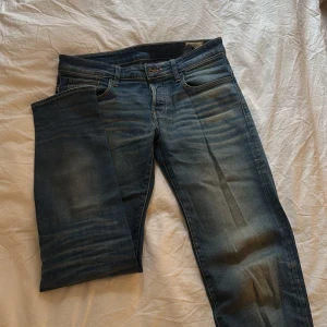 Jeans från G-Star RAW - Snygga blå jeans från G-Star RAW en lätt tvättad stil. Straight leg fit. Storlek 33x32. Nypris ca 1200kr