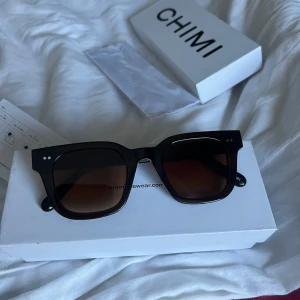 Bruna solglasögon från Chimi - Snygga bruna solglasögon från Chimi, modell 04🥰Fodral ingår inte