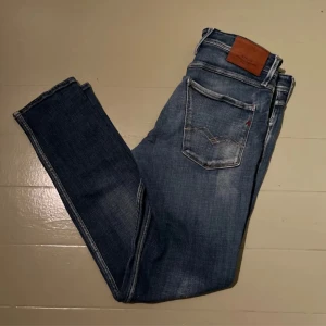 Replay Jeans - Säljer ett par sjukt feta replay jeans i nyskick, enbart använda ett par gånger. INGA defekter. Skriv vid minsta fundering och gärna efter fler bilder.