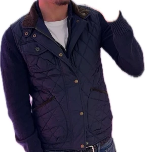 Ralph lauren quiltad väst  - As fet väst från RL, nypris är ca 3500:- och den är använd typ 5-6 gånger. Säljes på grund av att jag är för lång, passar perfekt på 172-180cm. Kvitto finns ej, inköpt för 3-4 veckor sedan.