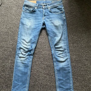 Dondup George  - Tja! Säljer dessa Dondup jeans i modellen George, storlek 30. De är i ett fint skick och har mycket kvar att ge. Har ni frågor så svarar jag gärna!